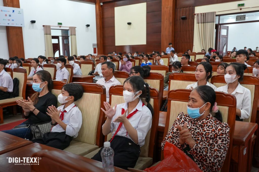 DIGI-TEXX Granted Scholarships For Underprivileged Students In Hau Giang Province