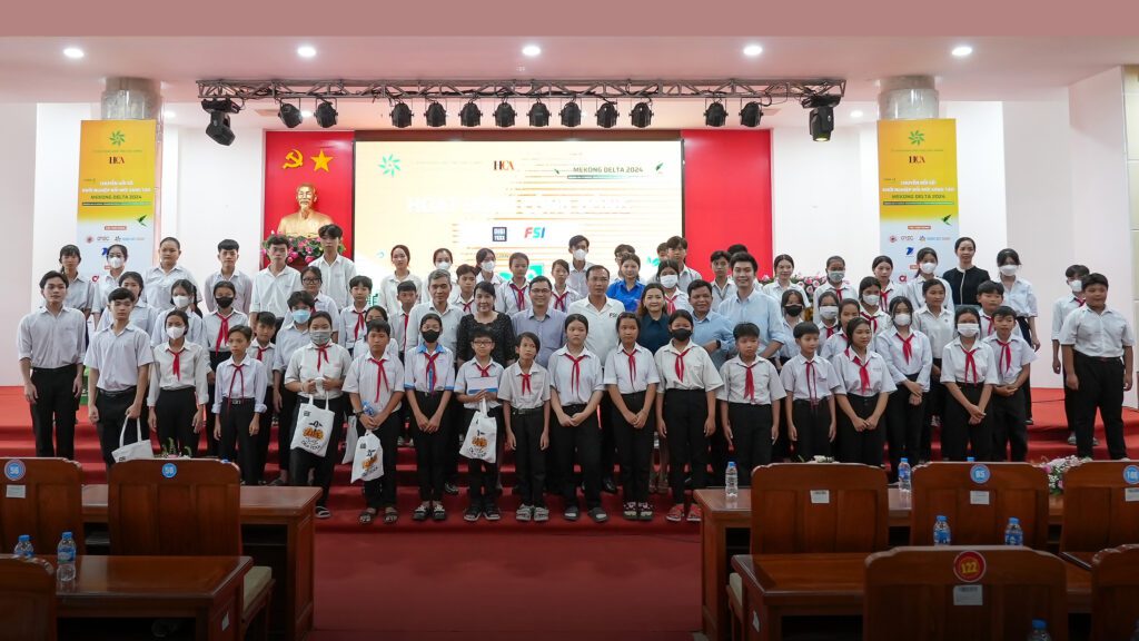 DIGI TEXX Granted Scholarships For Underprivileged Students In Hau Giang Province thumb
