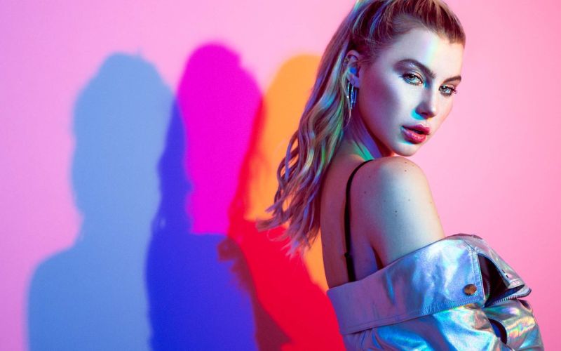 10+ Fashion Photo Composition Tips For Eye-Catching Shots 9 10+ Fashion Photo Composition Tips For Eye-Catching Shots - Play with Lights and Shadows