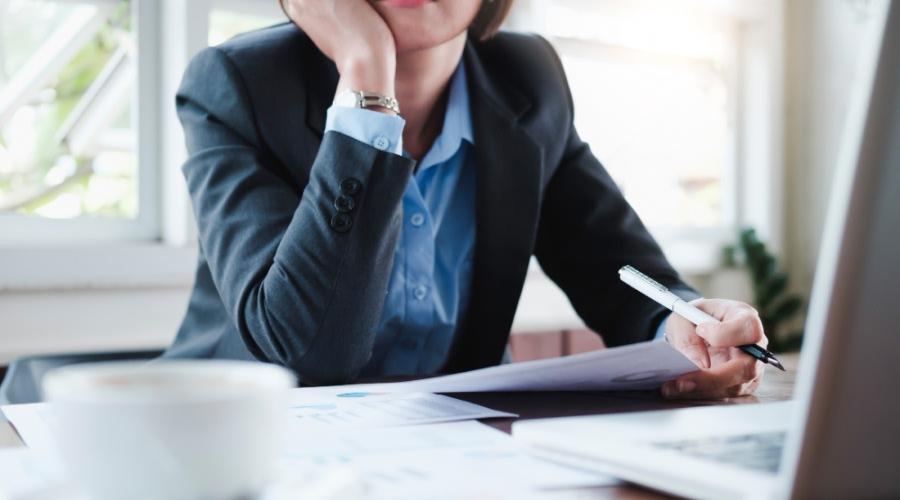 7 Essential Steps in the Invoice Validation Process 7 A person holding a pen and paper
AI-generated content may be incorrect.