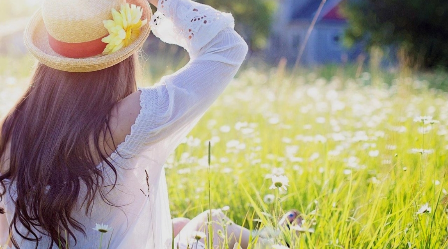 10+ Aesthetic Photo Editing Tips for Soft, Dreamy Vibes 3 Use Natural Lighting for a Soft Look
