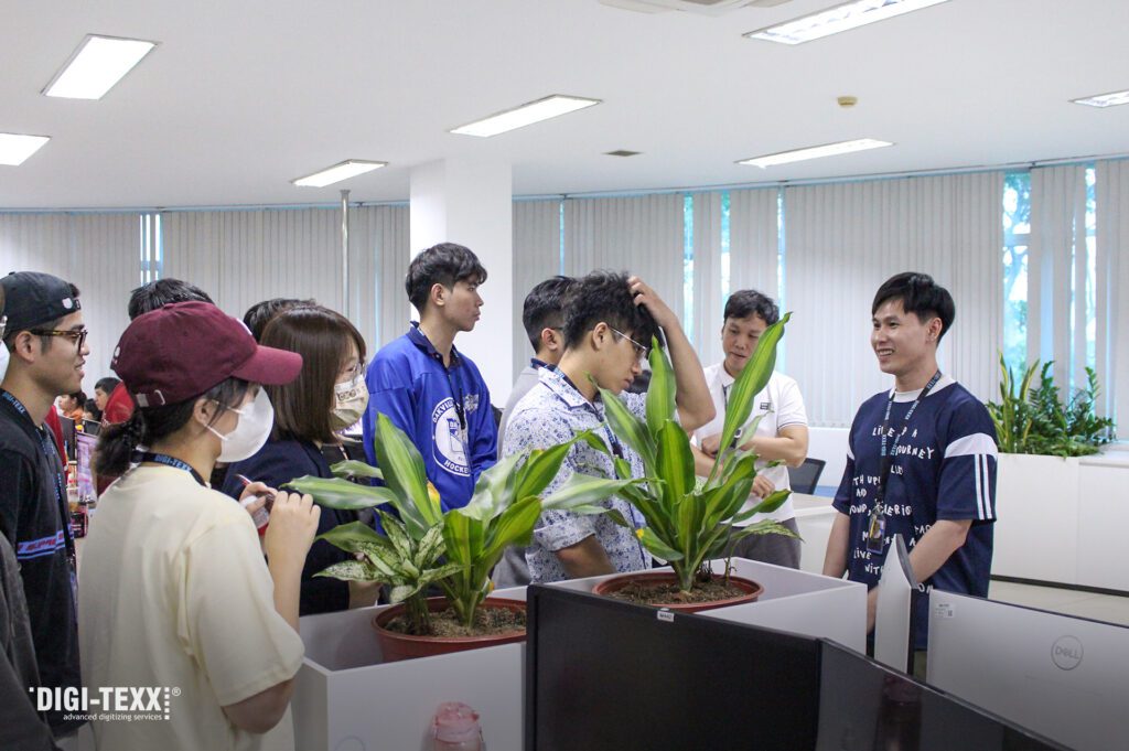 Welcomes Students From HUTECH And CMU